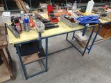 une table sur laquelle se trouvent de nombreux outils