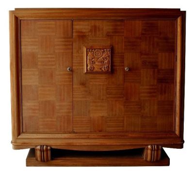 une armoire en bois ornée d'un motif décoratif
