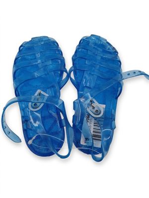 une paire de sandales bleues à lanières transparentes sur fond blanc