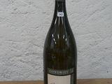 une bouteille de vin posée sur une table