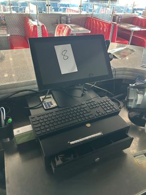 un ordinateur portable posé sur une table dans un restaurant