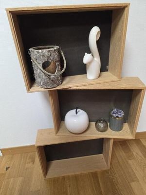 une étagère composée de deux tablettes, sur laquelle se trouve un vase