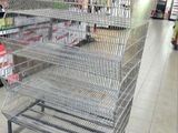 un rayonnage métallique au milieu d'une épicerie
