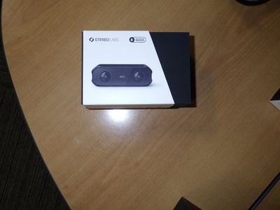 une boîte posée sur une table, contenant une télécommande