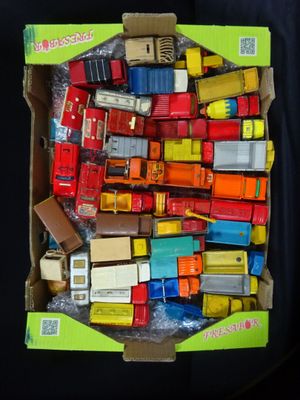 une boîte remplie d'une sélection de petites voitures