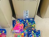 plusieurs cartons remplis d'objets divers posés par terre