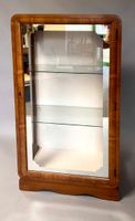 Vitrine basse en bois vitrée sur trois côtés. (photo 2)