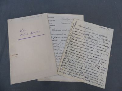 trois vieux journaux sont empilés les uns sur les autres sur une table