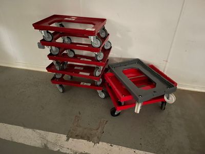 un chariot rouge et un chariot noir dans un garage