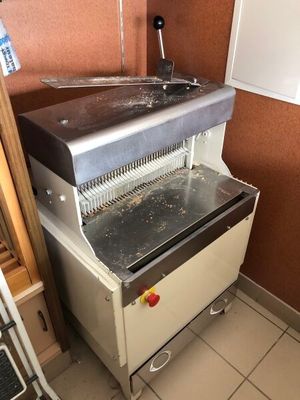 une machine qui se trouve dans le coin d'une pièce