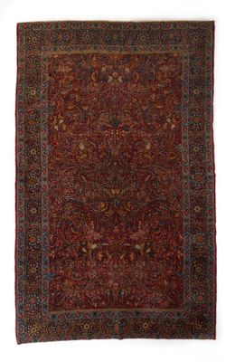 un tapis rouge avec un motif floral sur fond blanc