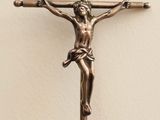 une statue de Jésus sur la croix posée sur une table