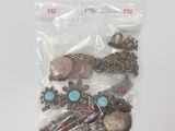 un sac contenant des bijoux assortis posé sur une table