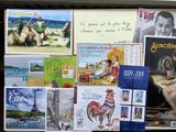 une photo d'un homme assis sur un banc devant un tableau d'affichage