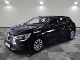 une voiture noire est garée dans une pièce au sol en damier