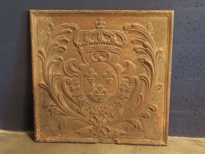 un gros plan d'une plaque sur laquelle figure une couronne