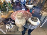 de nombreux vases exposés dans la vitrine d'un magasin