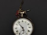 une montre de poche en or avec des chiffres romains