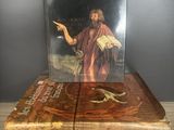 trois livres empilés sur une table