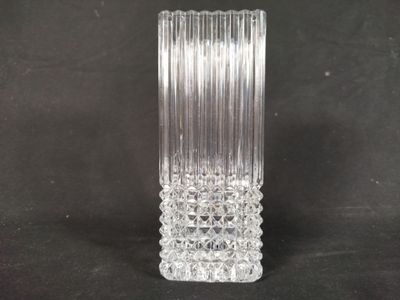 un vase en verre transparent posé sur une surface noire