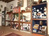 une pièce avec beaucoup d'étagères et de tableaux accrochés au mur