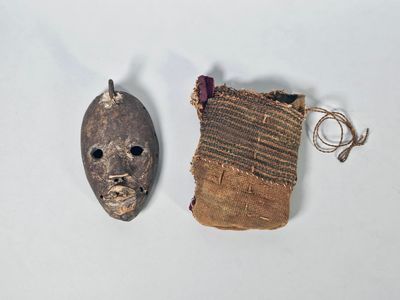 Masque passeport en bois à patine crouteuse.