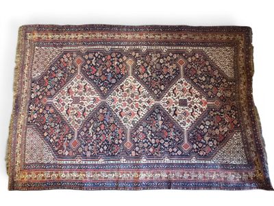 un vieux tapis persan sur fond blanc