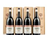 trois bouteilles de vin rouge devant une caisse en bois
