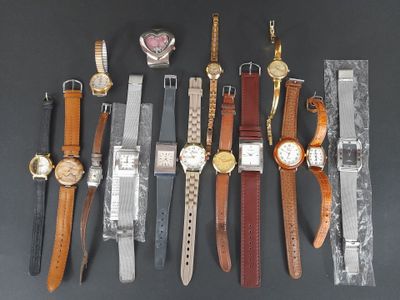 un grand nombre de montres posées sur une table
