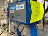 une machine posée sur une table
