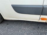 une voiture garée sur le côté de la route