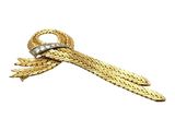 une photo en gros plan d'un bracelet en or serti d'un diamant