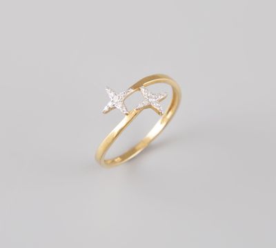 une bague en or ornée de deux diamants