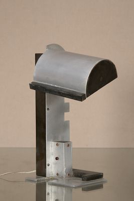 une lampe posée sur une table devant un mur