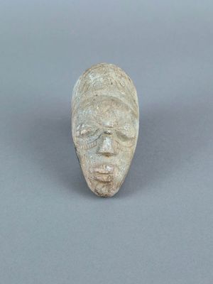 une image représentant une sculpture du visage d'une femme