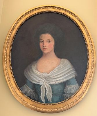 portrait d'une femme en robe bleue, avec un châle blanc