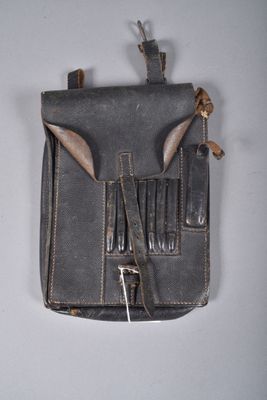 un petit sac gris contenant une paire de ciseaux