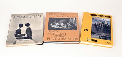Trois livres sont posés sur une surface blanche ; l'un est une photographie et l'autre est une photographie.