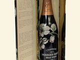 une boîte ouverte avec une bouteille de champagne à l'intérieur