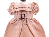 robe rose posée sur un socle de mannequin, avec une ceinture autour