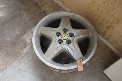 une roue qui a été laissée par terre