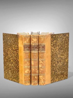 deux vieux livres sont empilés sur une table