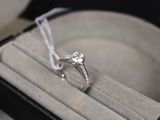 une bague qui se trouve dans une boîte sur une table