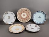 quatre types d'assiettes différents ornés de motifs floraux