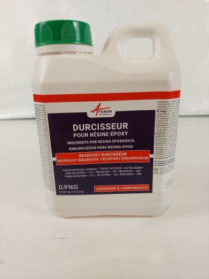 un gros plan sur une bouteille contenant un liquide posée sur une table