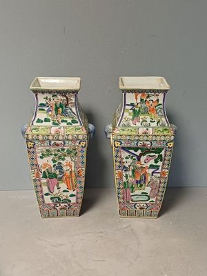 two vases that are sitting on a table