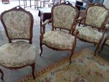 six chaises dans une pièce où il y a un tapis au sol