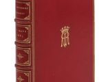 un livre rouge aux bords dorés, avec une couronne sur la couverture