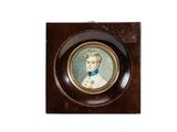 portrait d'un jeune garçon vêtu d'un manteau blanc, dans un cadre en bois