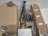 une boîte contenant un stylo et d'autres objets